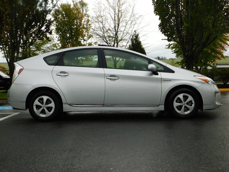 2012 Toyota Prius Five NAVi / LEATHER / PANORAMIC ROOF / LOW MILES   - Photo 4 - Portland, OR 97217