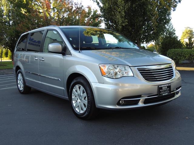 2016 Chrysler Town & Country Touring Edition / Leather / Backup / DVD/ 1-OWNER   - Photo 2 - Portland, OR 97217