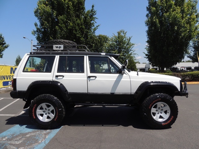 1989 Jeep Cherokee Pioneer / 4X4 / 5-SPEED MANUAL / LIFTED LIFTED   - Photo 4 - Portland, OR 97217