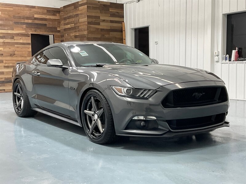2017 Ford Mustang GT Premium / 5.0L V8 / Leather / 6-SPEED MANUAL  / ONLY 33,000 MILES - Photo 2 - Gladstone, OR 97027