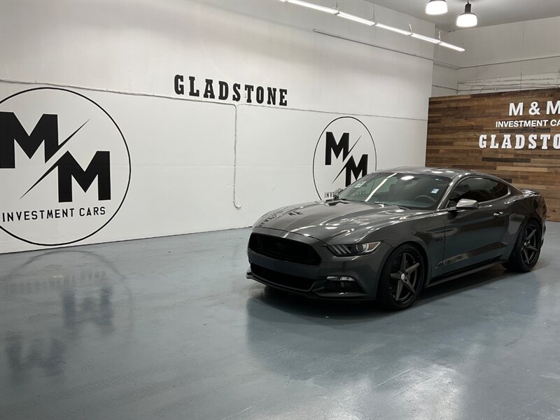 2017 Ford Mustang GT Premium / 5.0L V8 / Leather / 6-SPEED MANUAL  / ONLY 33,000 MILES - Photo 25 - Gladstone, OR 97027