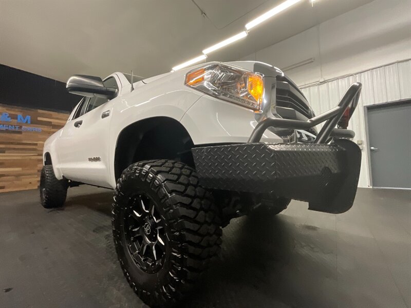 2015 Toyota Tundra SR5 Double Cab 4X4 / 5.7L V8 / 1-OWNER / LIFTED  SUSPENSION LIFT w/ 35 " MUD TIRES & 18 " WHEELS / 61,000 MILES - Photo 8 - Gladstone, OR 97027