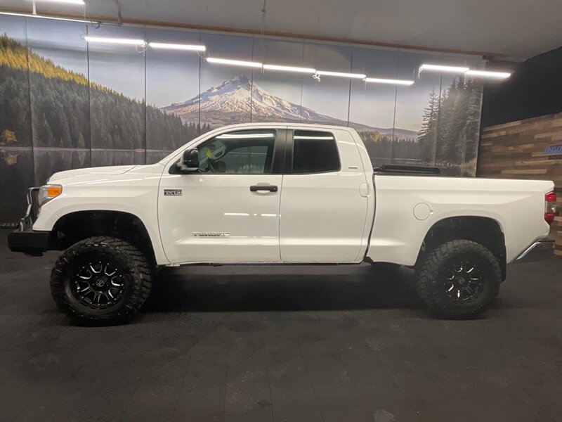 2015 Toyota Tundra SR5 Double Cab 4X4 / 5.7L V8 / 1-OWNER / LIFTED  SUSPENSION LIFT w/ 35 " MUD TIRES & 18 " WHEELS / 61,000 MILES - Photo 3 - Gladstone, OR 97027