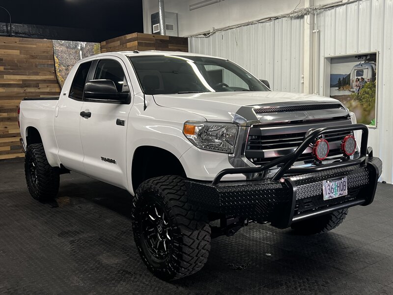 2015 Toyota Tundra SR5 Double Cab 4X4 / 5.7L V8 / 1-OWNER / LIFTED  SUSPENSION LIFT w/ 35 " MUD TIRES & 18 " WHEELS / 61,000 MILES - Photo 2 - Gladstone, OR 97027