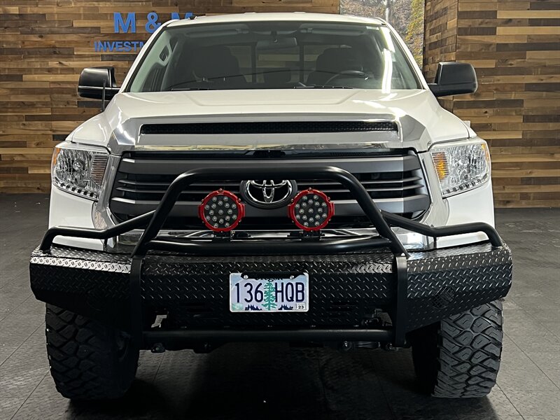 2015 Toyota Tundra SR5 Double Cab 4X4 / 5.7L V8 / 1-OWNER / LIFTED  SUSPENSION LIFT w/ 35 " MUD TIRES & 18 " WHEELS / 61,000 MILES - Photo 5 - Gladstone, OR 97027