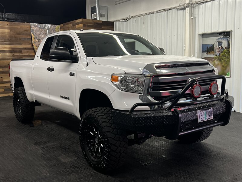 2015 Toyota Tundra SR5 Double Cab 4X4 / 5.7L V8 / 1-OWNER / LIFTED  SUSPENSION LIFT w/ 35 " MUD TIRES & 18 " WHEELS / 61,000 MILES - Photo 26 - Gladstone, OR 97027