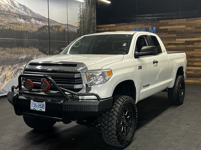 2015 Toyota Tundra SR5 Double Cab 4X4 / 5.7L V8 / 1-OWNER / LIFTED  SUSPENSION LIFT w/ 35 " MUD TIRES & 18 " WHEELS / 61,000 MILES - Photo 38 - Gladstone, OR 97027