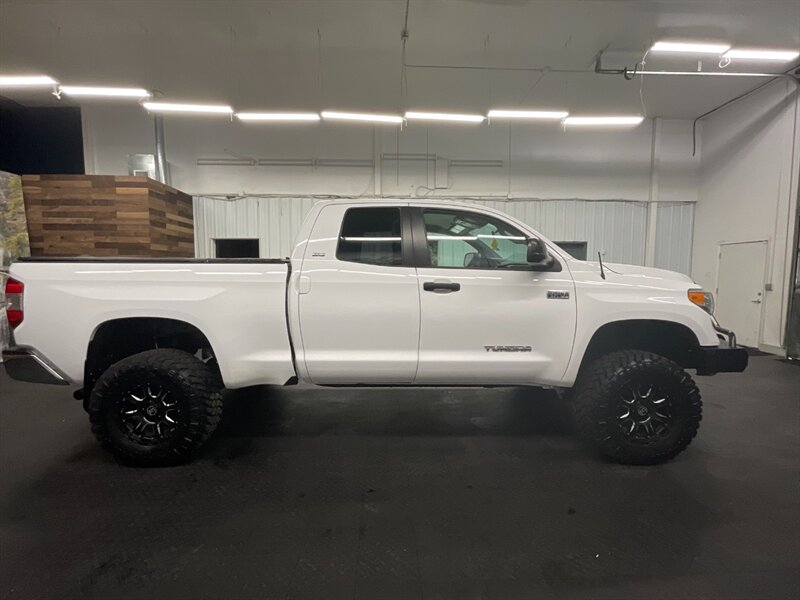 2015 Toyota Tundra SR5 Double Cab 4X4 / 5.7L V8 / 1-OWNER / LIFTED  SUSPENSION LIFT w/ 35 " MUD TIRES & 18 " WHEELS / 61,000 MILES - Photo 4 - Gladstone, OR 97027