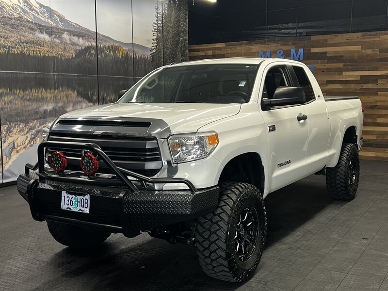 2015 Toyota Tundra SR5 Double Cab 4X4 / 5.7L V8 / 1-OWNER / LIFTED  SUSPENSION LIFT w/ 35 " MUD TIRES & 18 " WHEELS / 61,000 MILES - Photo 25 - Gladstone, OR 97027