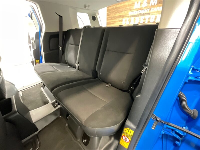 2007 Toyota FJ Cruiser Sport Utility 4X4 / Rear Diff Locks / ZERO RUST / Towing Pkg / Excel Cond / LOW MILES - Photo 10 - Gladstone, OR 97027