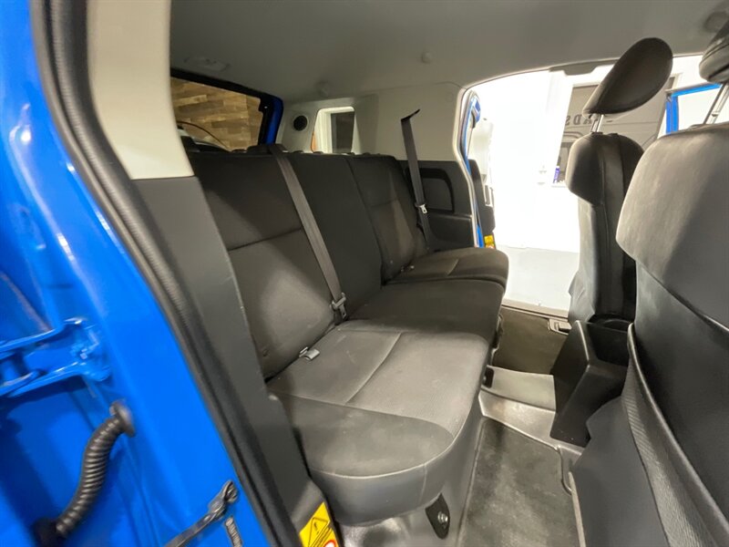 2007 Toyota FJ Cruiser Sport Utility 4X4 / Rear Diff Locks / ZERO RUST / Towing Pkg / Excel Cond / LOW MILES - Photo 12 - Gladstone, OR 97027