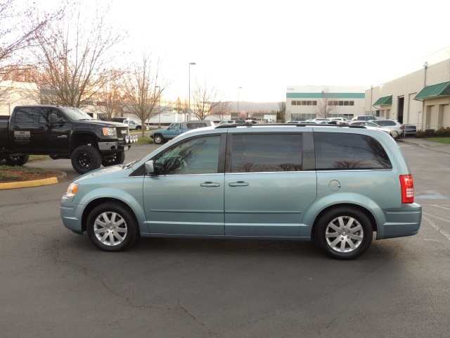 2008 Chrysler Town & Country Touring Limited STOW & GO   - Photo 3 - Portland, OR 97217
