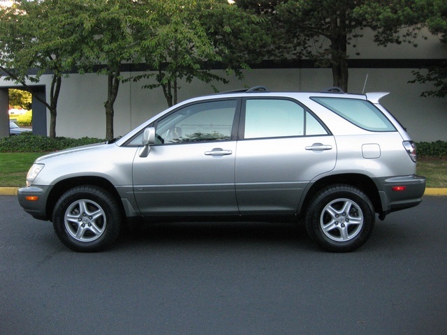 2002 Lexus RX 300 / AWD/ Leather/Moonroof/1-Owner   - Photo 2 - Portland, OR 97217