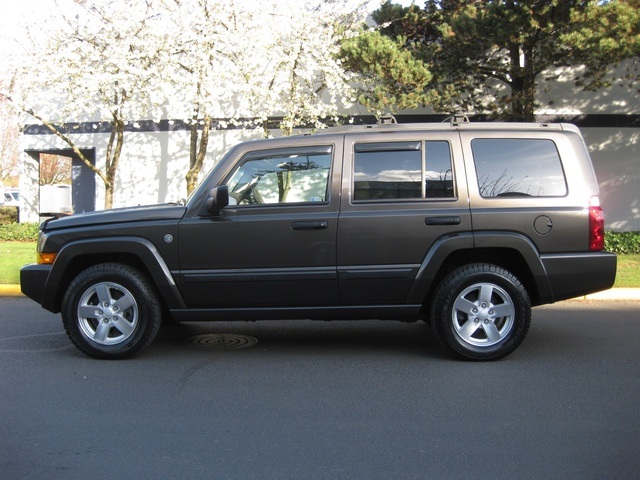 2006 Jeep Commander Sport/4WD/Leather/Moonroof/3RD Seat   - Photo 2 - Portland, OR 97217
