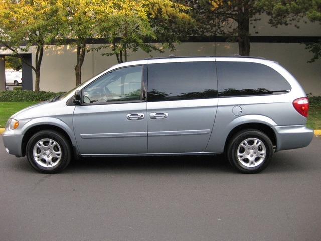 2004 Dodge Grand Caravan SXT Minivan / Bucket Seats/ Power Doors / Loaded   - Photo 3 - Portland, OR 97217