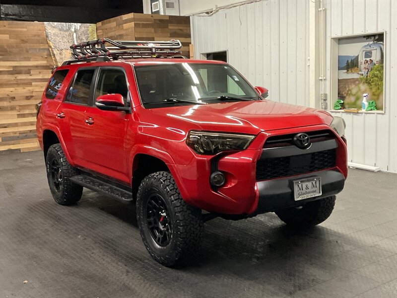 2020 Toyota 4Runner SR5 Premium 4x4 / Leather / CUSTOM BUILT / LIFTED  NEW LIFT w/ NEW WHEELS & TIRES / Leather & Heated Seats / Luggage Rack / Chrome Delete Pkg / 1-OWNER / SHARP & CLEAN !! - Photo 2 - Gladstone, OR 97027