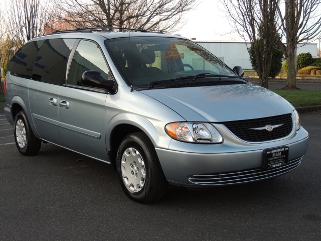 2004 Chrysler Town & Country LX Family Value   - Photo 2 - Portland, OR 97217