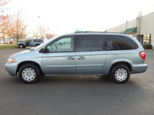 2004 Chrysler Town & Country LX Family Value   - Photo 3 - Portland, OR 97217