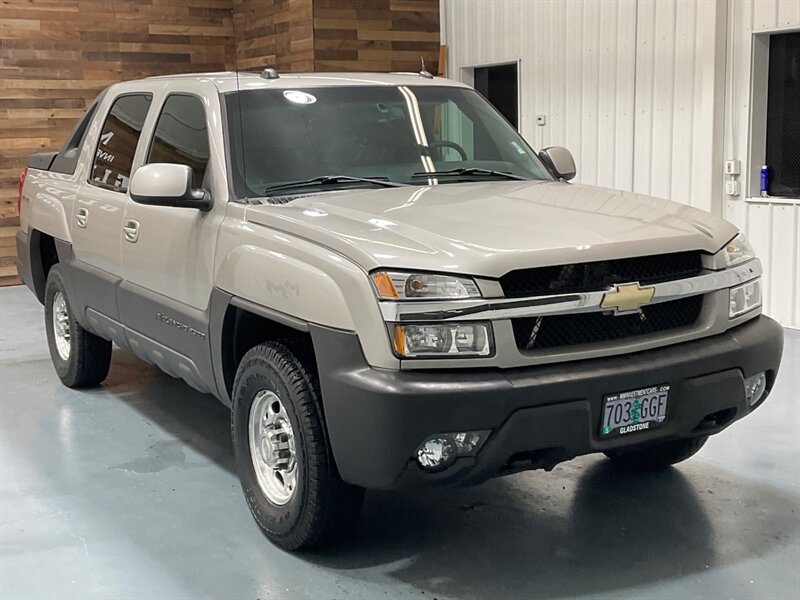 2004 Chevrolet Avalanche 2500 4X4 8.1L V8 / Sport Utility Pickup  / Leather heated Seats / Sunroof / NEW TIRES / ZERO RUST - Photo 2 - Gladstone, OR 97027