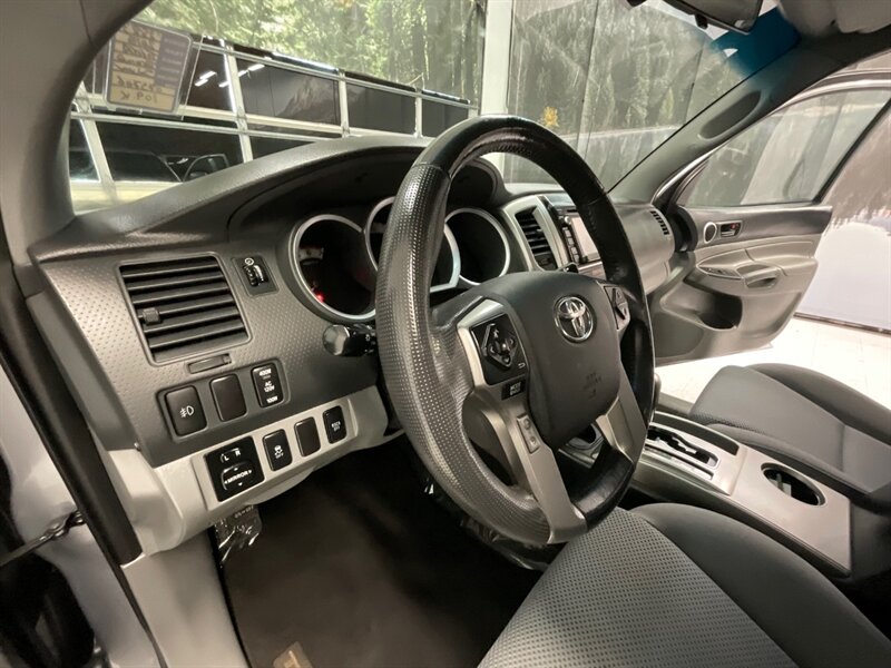 2015 Toyota Tacoma V6 TRD SPORT 4X4 / Navigation & Backup Camera  / LOCAL OREGON TRUCK / 6 FT BED / RUST FREE / 109,000 MILES - Photo 17 - Gladstone, OR 97027