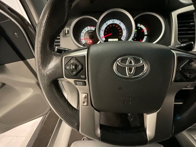 2015 Toyota Tacoma V6 TRD SPORT 4X4 / Navigation & Backup Camera  / LOCAL OREGON TRUCK / 6 FT BED / RUST FREE / 109,000 MILES - Photo 39 - Gladstone, OR 97027