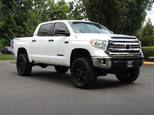 2016 Toyota Tundra SR5 / TRD OFF RD / 4X4 / 1-OWNER/ LIFTED   - Photo 2 - Portland, OR 97217