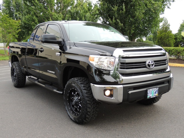 2014 Toyota Tundra SR5 / Crew Cab / 4X4 / 5.7L / LIFTED LIFTED   - Photo 2 - Portland, OR 97217