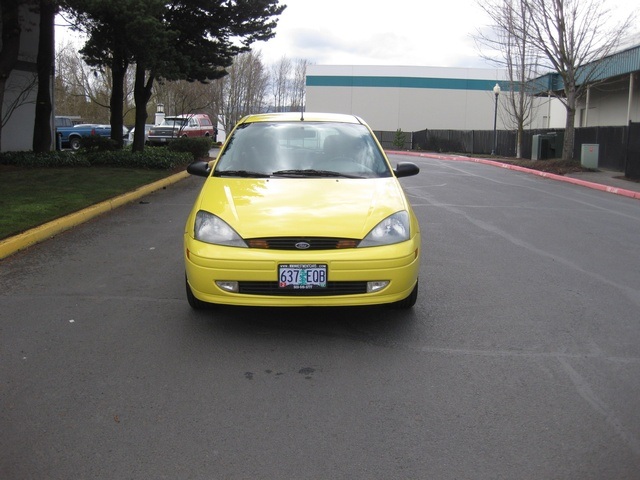 2003 Ford Focus ZX3 HatchBack 2Dr 4-Cyl / Auto / LOW MILES / 30mpg   - Photo 2 - Portland, OR 97217
