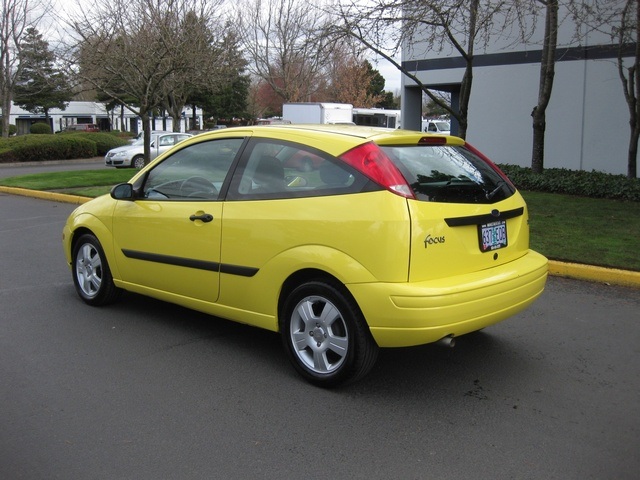 2003 Ford Focus ZX3 HatchBack 2Dr 4-Cyl / Auto / LOW MILES / 30mpg   - Photo 4 - Portland, OR 97217