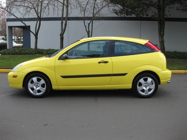2003 Ford Focus ZX3 HatchBack 2Dr 4-Cyl / Auto / LOW MILES / 30mpg   - Photo 3 - Portland, OR 97217