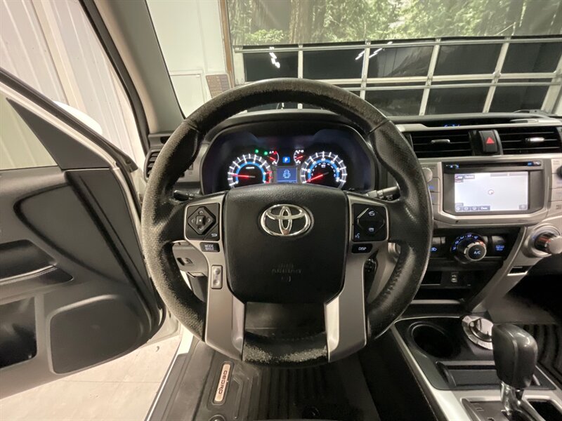 2015 Toyota 4Runner SR5 Premium 4X4 / 3RD ROW SEAT / LIFTED  / Leather & Heated Seats / Sunroof / Navigation & Backup Camera / CUSTOM BUMPER / 1-OWNER / RUST FREE - Photo 20 - Gladstone, OR 97027