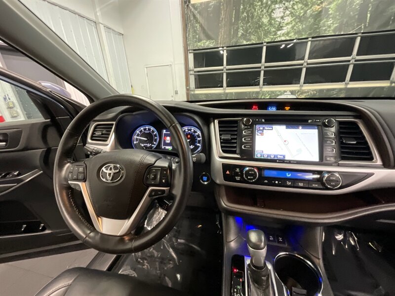 2018 Toyota Highlander XLE Sport Utility AWD / Leather Navi / 23,000 MILE  LOCAL SUV / 3RD ROW SEAT / Leather & Heated Seats / Sunroof / BRAND NEW TIRES - Photo 40 - Gladstone, OR 97027