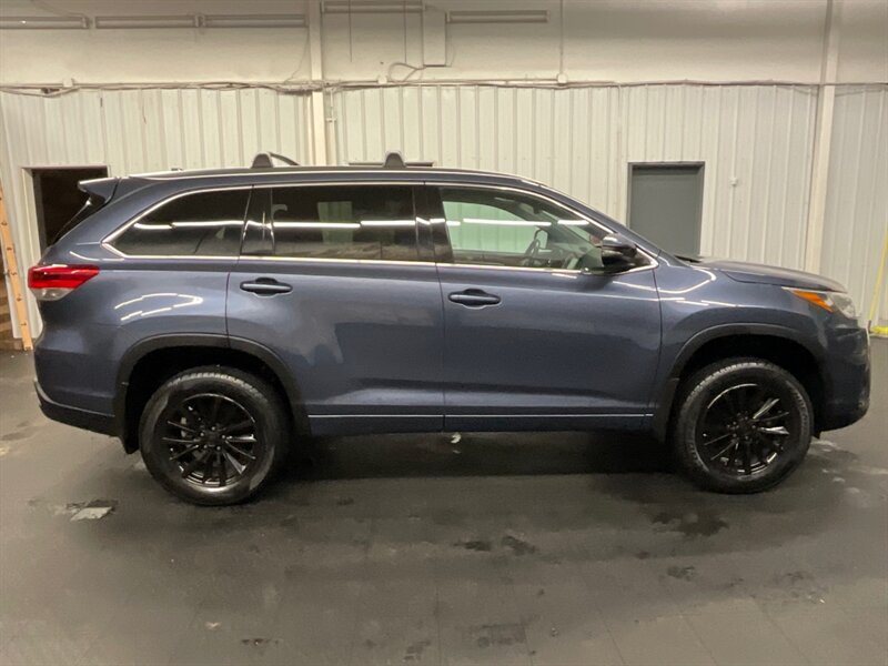 2018 Toyota Highlander XLE Sport Utility AWD / Leather Navi / 23,000 MILE  LOCAL SUV / 3RD ROW SEAT / Leather & Heated Seats / Sunroof / BRAND NEW TIRES - Photo 4 - Gladstone, OR 97027