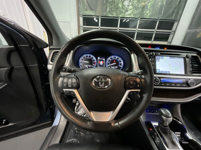 2018 Toyota Highlander XLE Sport Utility AWD / Leather Navi / 23,000 MILE  LOCAL SUV / 3RD ROW SEAT / Leather & Heated Seats / Sunroof / BRAND NEW TIRES - Photo 36 - Gladstone, OR 97027