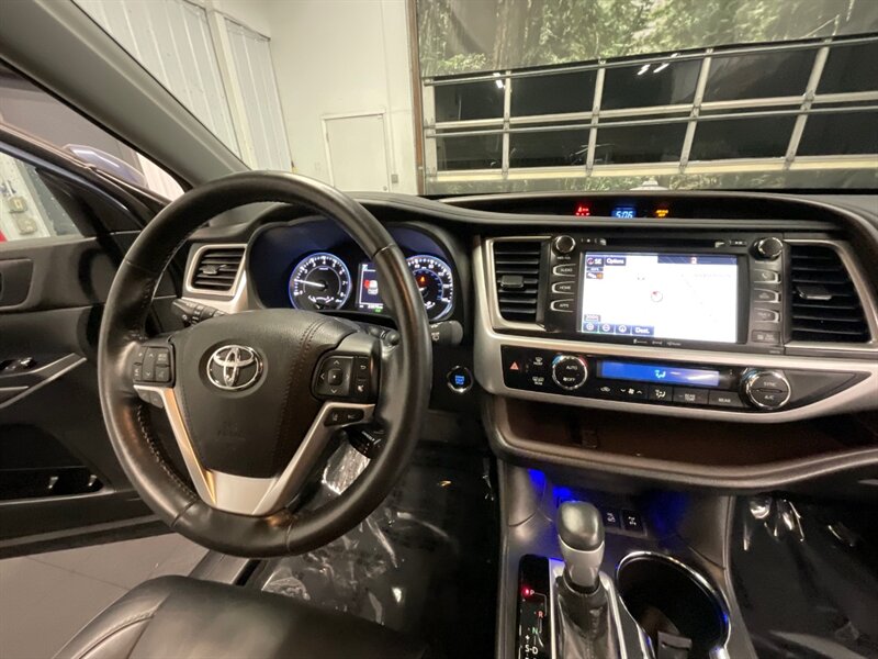 2018 Toyota Highlander XLE Sport Utility AWD / Leather Navi / 23,000 MILE  LOCAL SUV / 3RD ROW SEAT / Leather & Heated Seats / Sunroof / BRAND NEW TIRES - Photo 17 - Gladstone, OR 97027