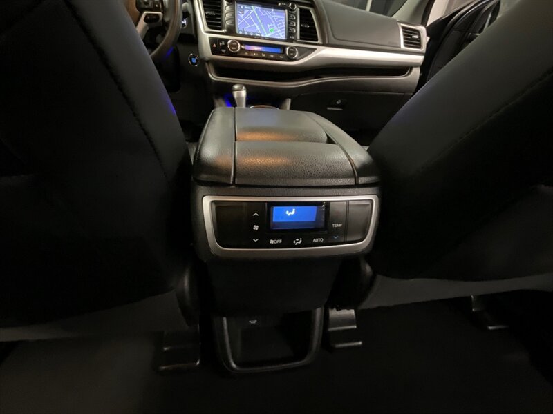 2018 Toyota Highlander XLE Sport Utility AWD / Leather Navi / 23,000 MILE  LOCAL SUV / 3RD ROW SEAT / Leather & Heated Seats / Sunroof / BRAND NEW TIRES - Photo 38 - Gladstone, OR 97027
