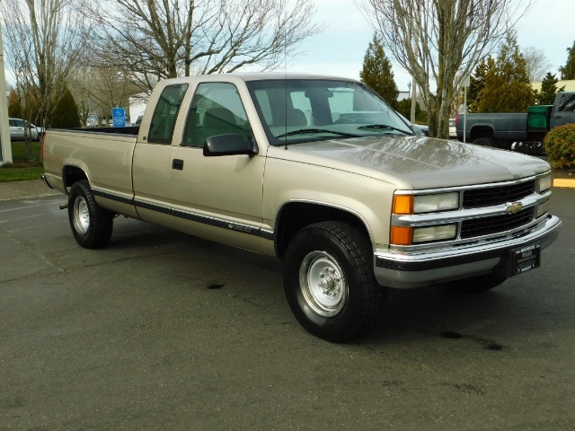 2000 Chevrolet C2500 LS 5.7Liter V8 Vertic 2WD 2-Owner   - Photo 2 - Portland, OR 97217