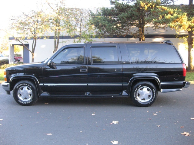 1998 Chevrolet Suburban 4WD Leather / 8-Passenger / Loaded / SHARP!   - Photo 2 - Portland, OR 97217