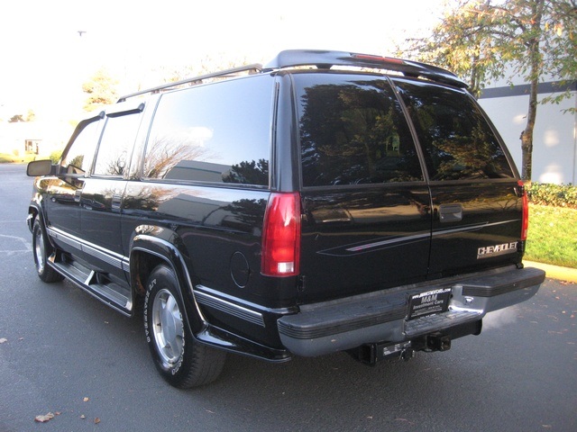 1998 Chevrolet Suburban 4WD Leather / 8-Passenger / Loaded / SHARP!   - Photo 3 - Portland, OR 97217