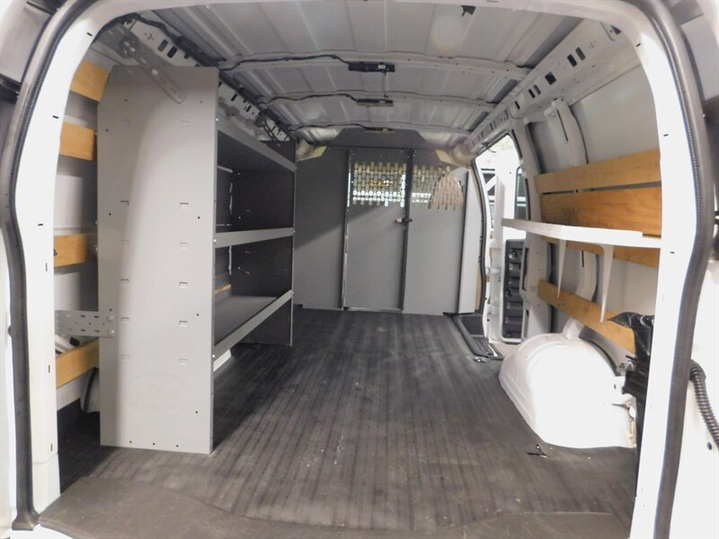 2017 GMC Savana 3500 Cargo Van / 1-T   - Photo 12 - Gladstone, OR 97027