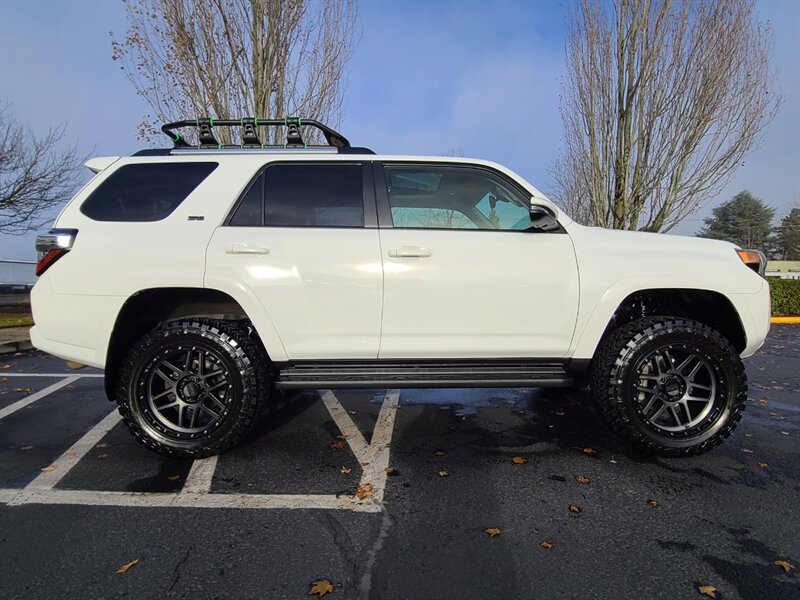 2020 Toyota 4Runner SR5 PREMIUM 4X4 / 3RD SEAT / LIFTED / EVERY OPTION  / SUN ROOF / LEATHER / 7-PASSENGER / NEW 20-inch WHEELS / NEW  TIRES / IMMACULATE !! - Photo 4 - Portland, OR 97217