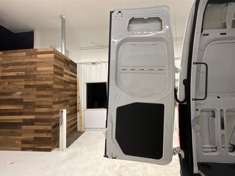 2020 Mercedes-Benz Sprinter 2500 CARGO VAN / 3.0L V6 DIESEL / 1,700 MILES / HIGH ROOF w. 144 " WB / LIKE NEW - Photo 31 - Gladstone, OR 97027