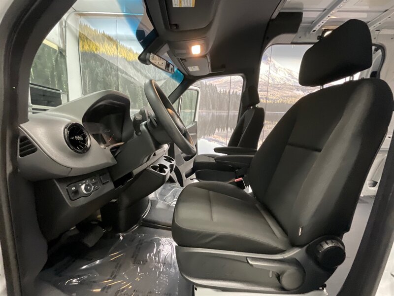 2020 Mercedes-Benz Sprinter 2500 CARGO VAN / 3.0L V6 DIESEL / 1,700 MILES / HIGH ROOF w. 144 " WB / LIKE NEW - Photo 16 - Gladstone, OR 97027