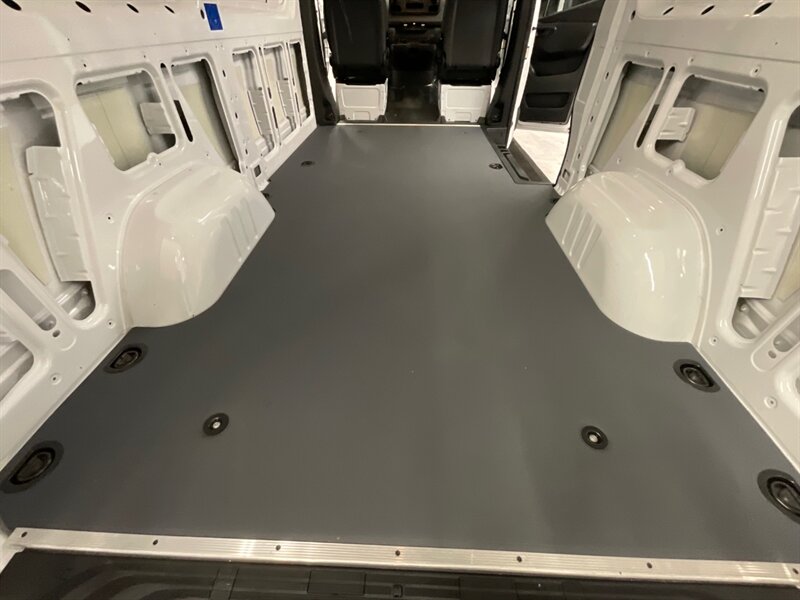 2020 Mercedes-Benz Sprinter 2500 CARGO VAN / 3.0L V6 DIESEL / 1,700 MILES / HIGH ROOF w. 144 " WB / LIKE NEW - Photo 11 - Gladstone, OR 97027