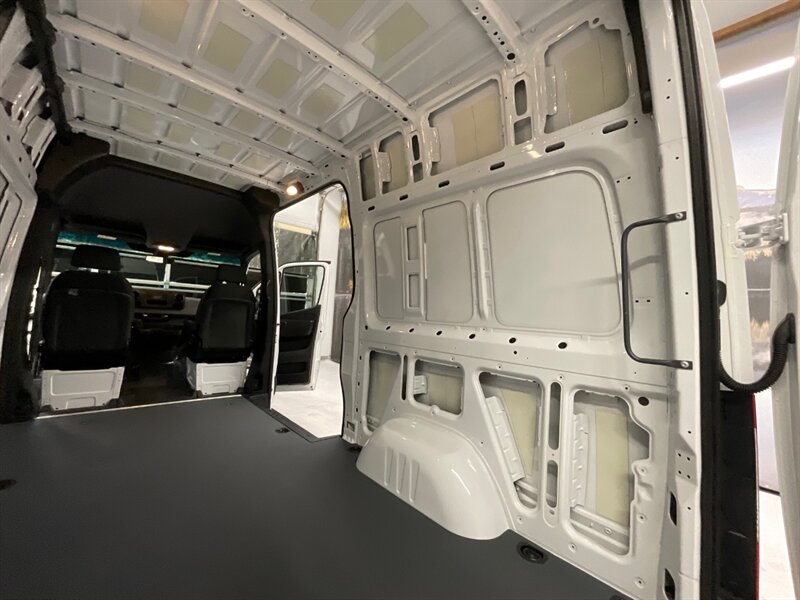 2020 Mercedes-Benz Sprinter 2500 CARGO VAN / 3.0L V6 DIESEL / 1,700 MILES / HIGH ROOF w. 144 " WB / LIKE NEW - Photo 14 - Gladstone, OR 97027