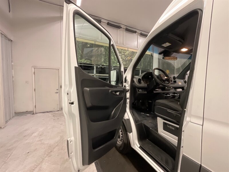 2020 Mercedes-Benz Sprinter 2500 CARGO VAN / 3.0L V6 DIESEL / 1,700 MILES / HIGH ROOF w. 144 " WB / LIKE NEW - Photo 33 - Gladstone, OR 97027