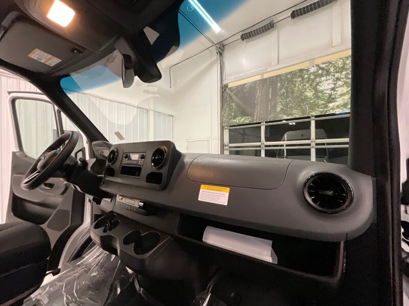 2020 Mercedes-Benz Sprinter 2500 CARGO VAN / 3.0L V6 DIESEL / 1,700 MILES / HIGH ROOF w. 144 " WB / LIKE NEW - Photo 19 - Gladstone, OR 97027