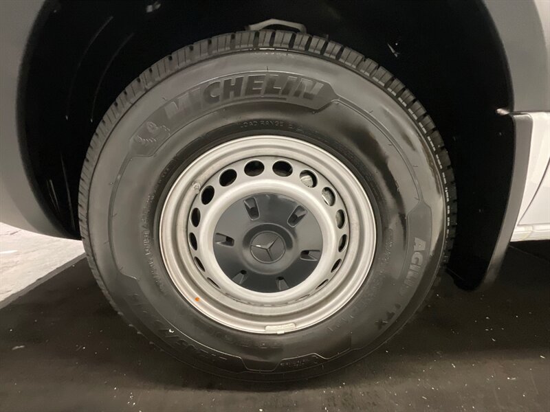 2020 Mercedes-Benz Sprinter 2500 CARGO VAN / 3.0L V6 DIESEL / 1,700 MILES / HIGH ROOF w. 144 " WB / LIKE NEW - Photo 40 - Gladstone, OR 97027