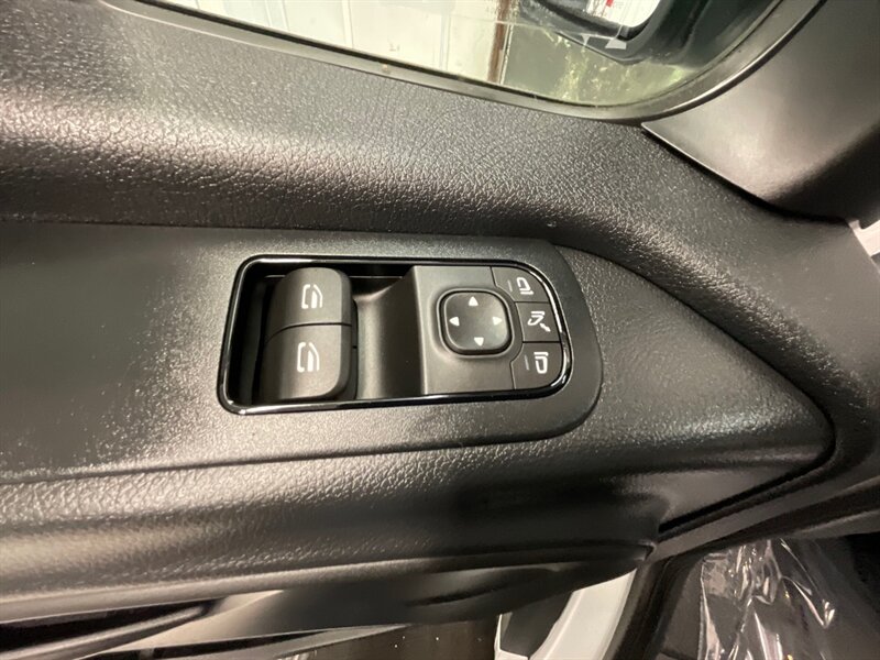 2020 Mercedes-Benz Sprinter 2500 CARGO VAN / 3.0L V6 DIESEL / 1,700 MILES / HIGH ROOF w. 144 " WB / LIKE NEW - Photo 43 - Gladstone, OR 97027