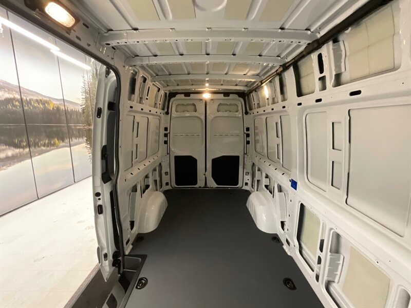 2020 Mercedes-Benz Sprinter 2500 CARGO VAN / 3.0L V6 DIESEL / 1,700 MILES / HIGH ROOF w. 144 " WB / LIKE NEW - Photo 38 - Gladstone, OR 97027